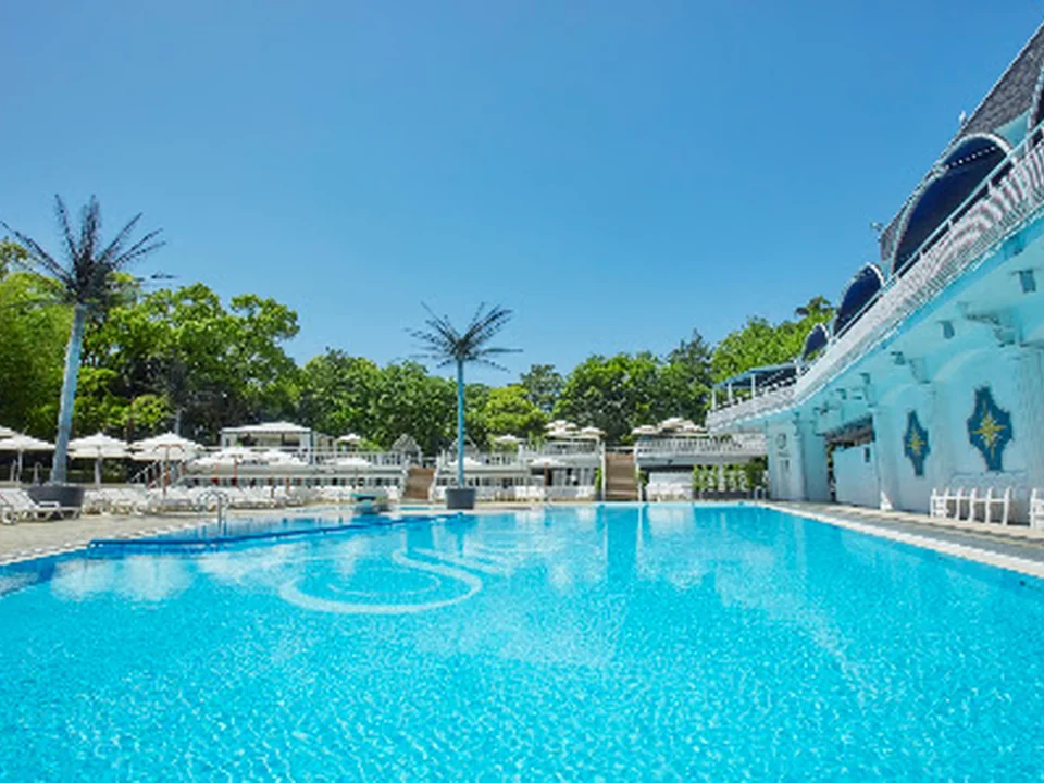 ホテルニューオータニ GARDEN POOL（ガーデンプール）