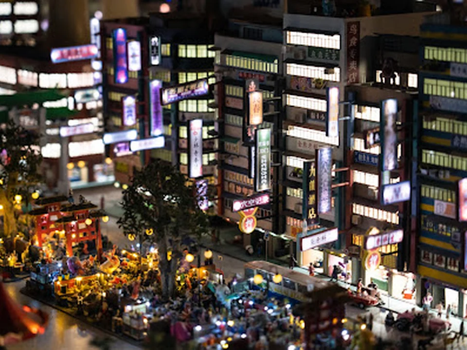 SMALL WORLDS Miniature Museum