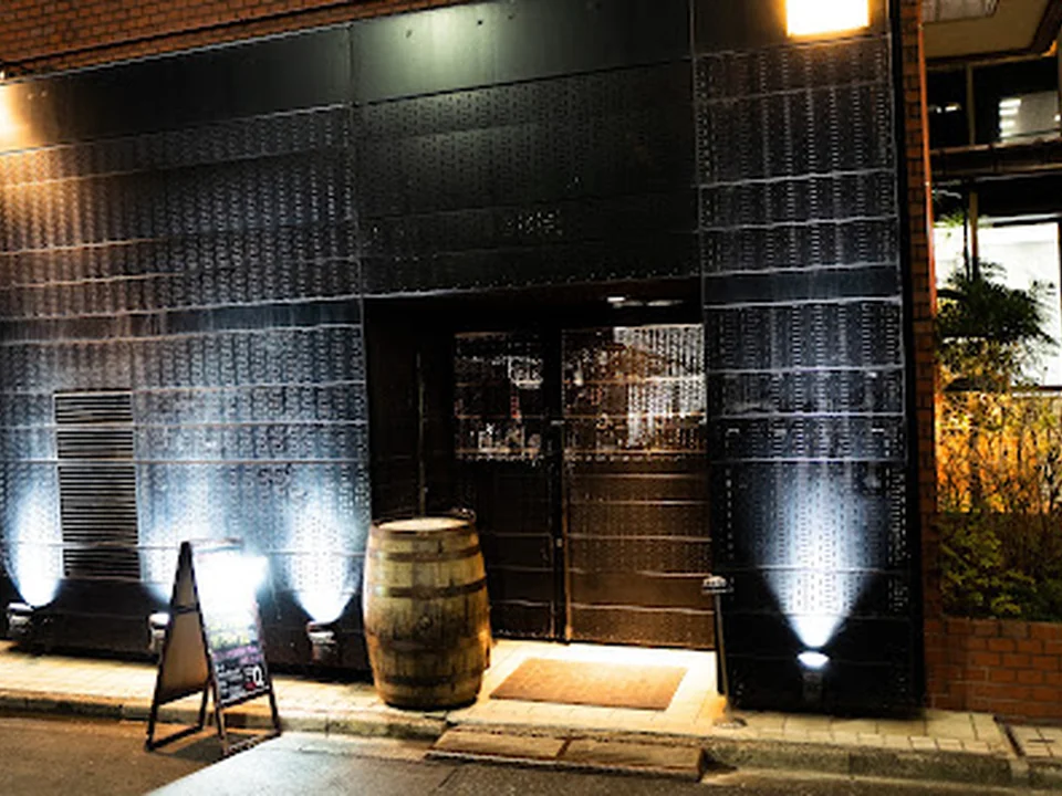 STANDING WINE BAR Q