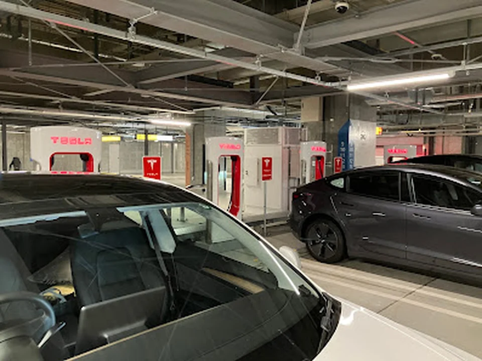 Tesla充電スタンド