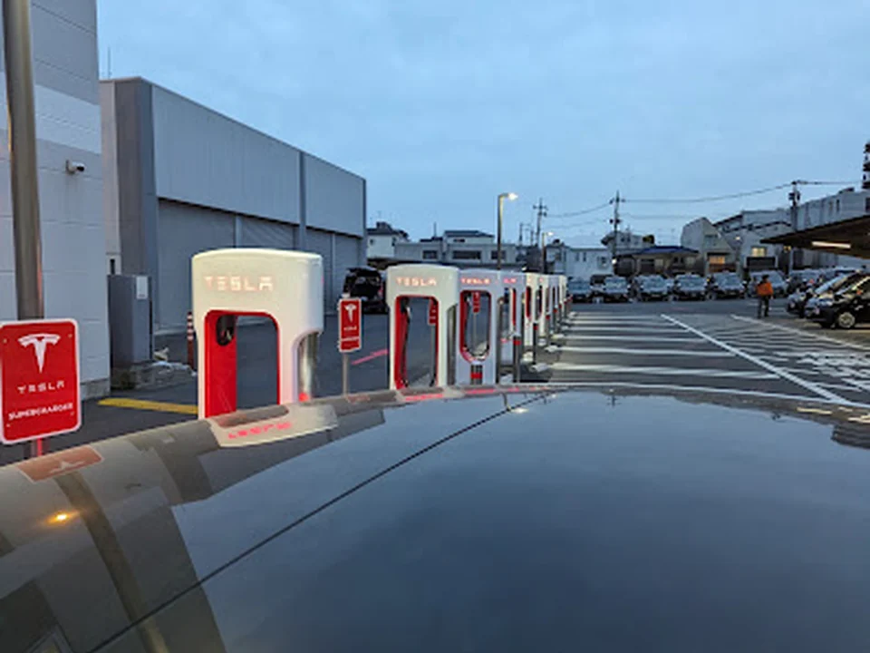 Tesla充電スタンド