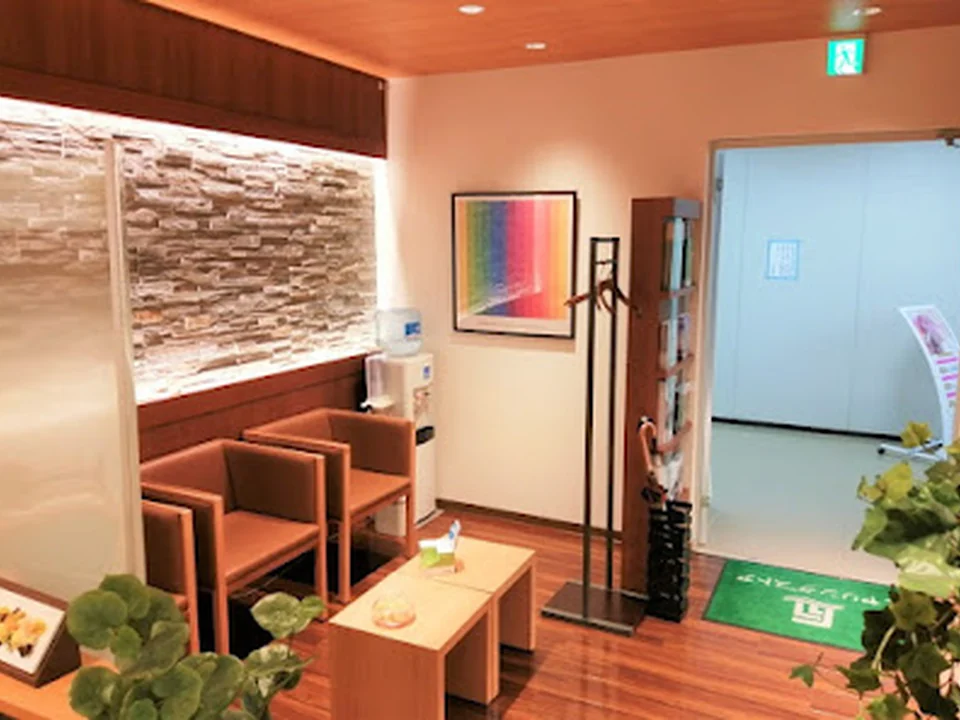 ヒヤリングストア 新宿西口店（小型補聴器専門店）