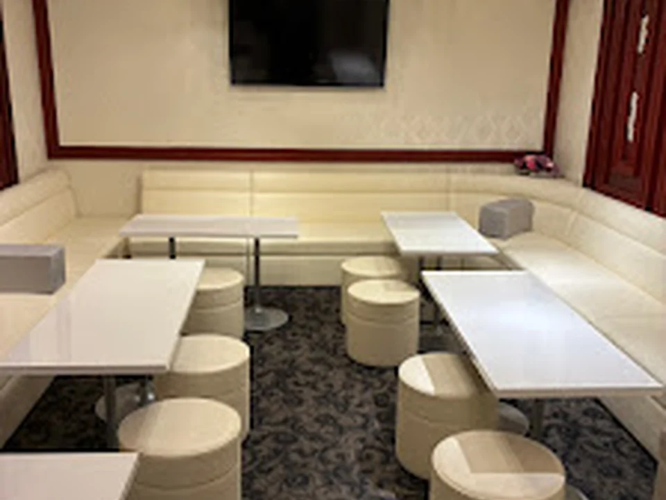 y's Lounge