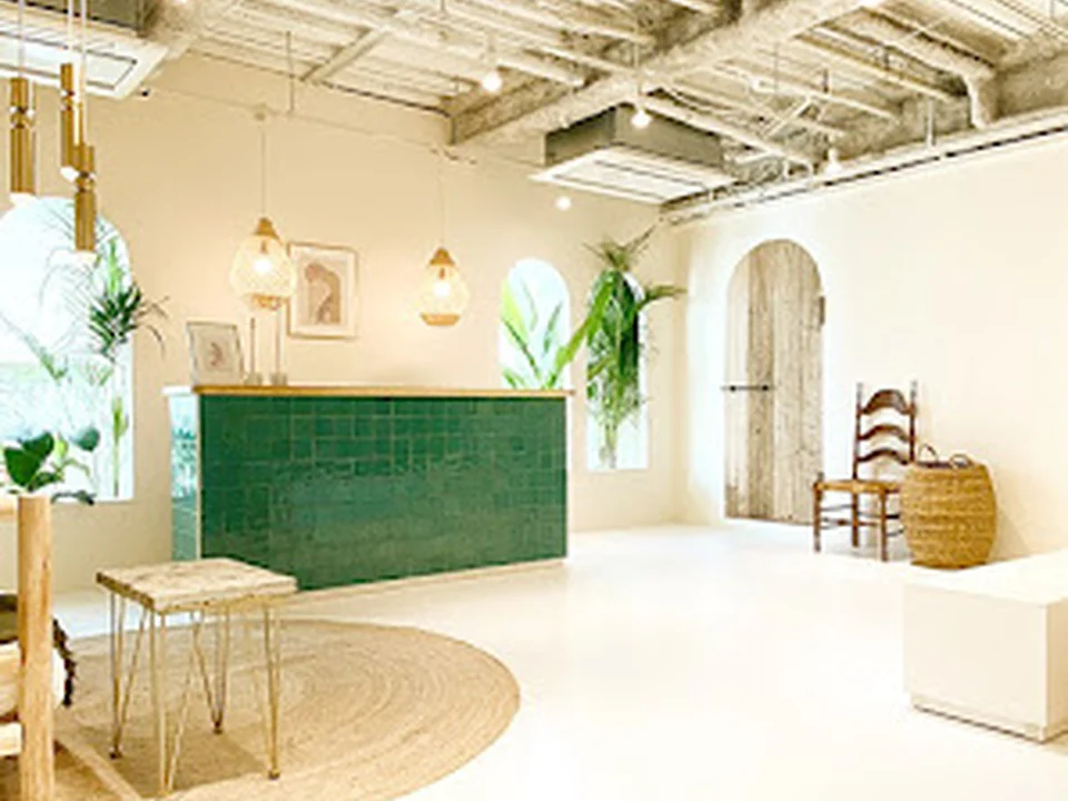 溶岩ホットヨガ studio +plus 清澄白河店（美容コラーゲンランプヨガスタジオ）, 東京